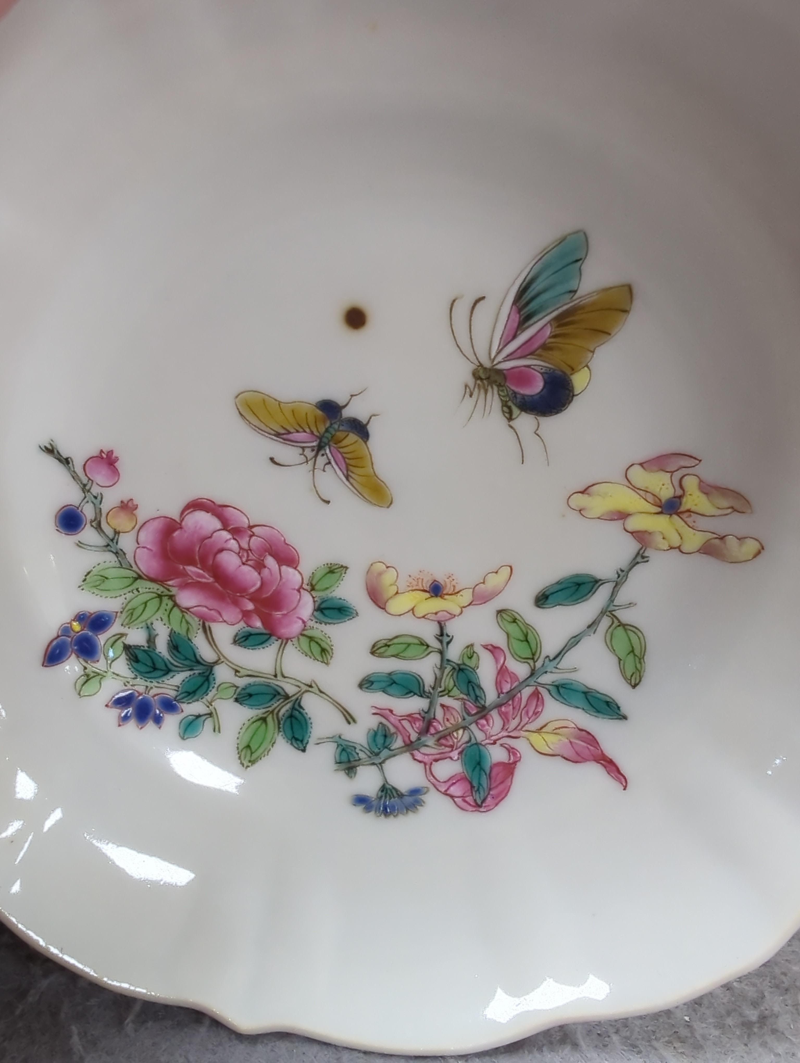 A pair of Chinese famille rose dishes, 12.5cm diameter